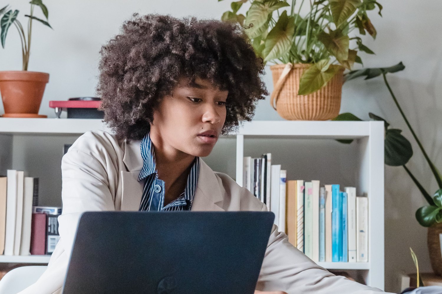 Mulher concentrada diante do computador em uma rotina de trabalho