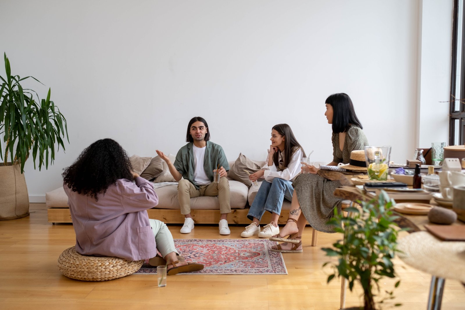 Grupo reunido em uma conversa conduzida em ambiente acolhedor